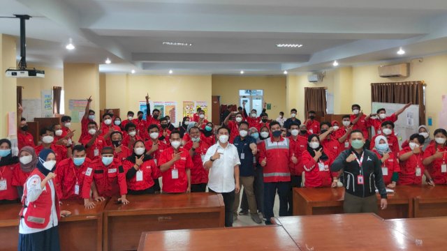 Ketua PMI Kota Makassar Syamsu Rizal Deng Ical (baju putih), saat menutup Pelatihan Spesialisasi Tanggap Darurat Bencana dan Distribusi Bantuan, di LPMP Sulsel, Selasa (26/10/2021).