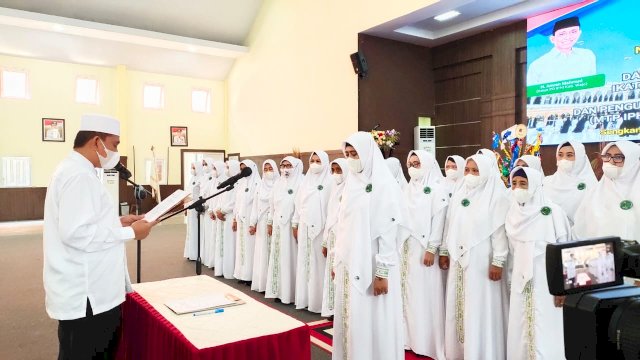 Ketua PD IPHI Amran Mahmud, melantik Ketua Majelis Taklim Perempuan IPHI Kabupaten Wajo, Rabu (26/10/2021).