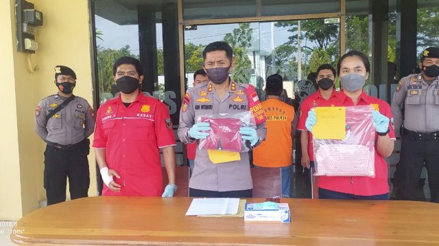 Kapolres Polewali Mandar (Polman) memimpin Press Rilis kasus pencabulan anak dibawah umur, Rabu (27/10/2021).