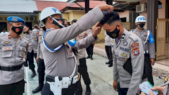 Salah satu Anggota Polres Majene digunting rambutnya oleh Propam krn dianggap melanggar aturan.