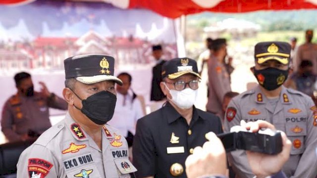 Bupati Mamuju Tengah Aras Tammauni, bersama Kapolda Sulawesi Barat Irjen Pol Eko Budi.