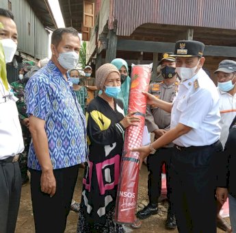 Gerak Cepat, Bupati Wajo Amran Mahmud Serahkan Bantuan Korban Angin Puting Beliung