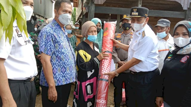 Bupati Wajo Amran Mahmud, menyerahkan bantuan kepada korban angin Puting Beliung, Rabu (27/10/2021).