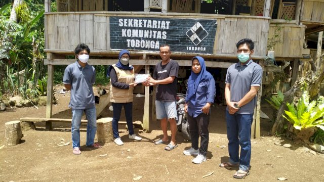 Pengurus Karang Taruna Kabupaten Sinjai saat memberikan paket bantuan dari Kemensos RI, Kamis (28/10/2021).