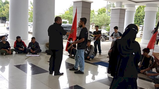 Aksi unjukrasa di Sekretariat DPRD Polman memperingati Hari Sumpah Pemuda, Kamis (28/10/2021).
