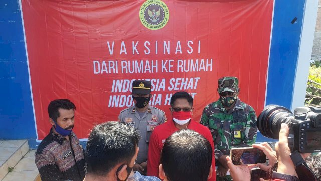 Kepala BIN Daerah Sulbar, Sudadi, diwawancarai awak media usai membuka giat vaksinasi di kantor Kelurahan Sinyonyoi, Kalukku, Kamis (28/10/2021).