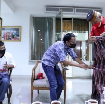 Pakai Songkok Bone, Ganjar Pranowo Sebut Pertemanannya dengan Amran Sulaiman Sejak Lama