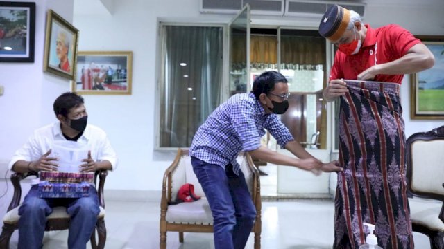 Gubernur Jawa Tengah Ganjar Pranowo, saat mengenakan Songkok Bone dan Lipa Sabbe di Rumah Jabatannya, di Semarang, Kamis (28/10/2021).