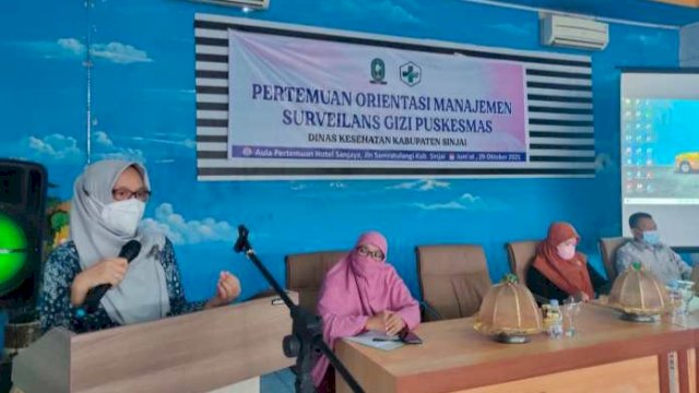 Kepala Dinas kesehatan Sinjai, dr. Emmy Khatara Malik saat memberikan sambutan saat Pertemuan Orientasi Manajemen Surveilans Gizi Puskesmas se-Kabupaten Sinjai, Jumat (29/10/2021).