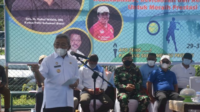 Gubernur Sulawesi Barat Ali Baal Masdar, memberikan sambutan saat membuka Kejuaraan Tennis Ketua PELTI 2021, Jumat (29/10/2021).