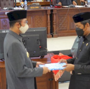 Paripurna DPRD, Pemkab Sinjai Serahkan Tujuh Ranperda
