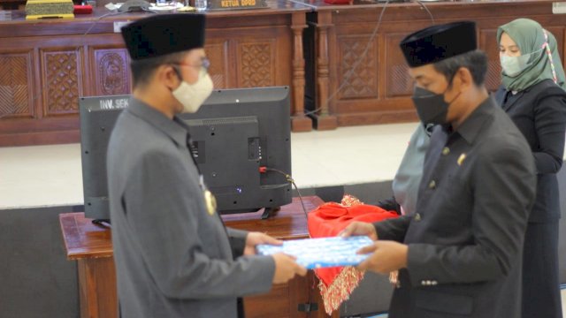 Bupati Sinjai Andi Seto Asapa, saat menyerahkan Naskah Ranperda kepada Ketua DPRD Jamaluddin, untuk dibahas, Jumat (29/10/2021).