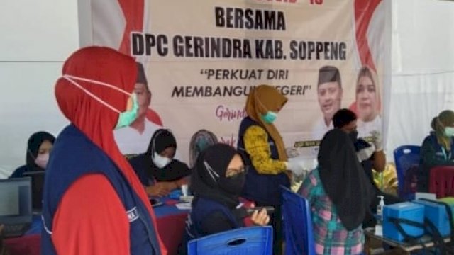 Vaksinasi Covid-19 yang digelar oleh DPC Partai Gerindra Kabupaten Soppeng bekerjasama dengan Dinas Kesehatan Soppeng, Sabtu (30/10/2021).