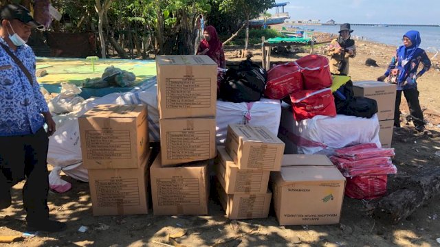 Penyaluran Bantuan oleh Dinas Sosial Sulsel untuk Korban Angin Puting Beliung di Daerah Kepulauan Barru.