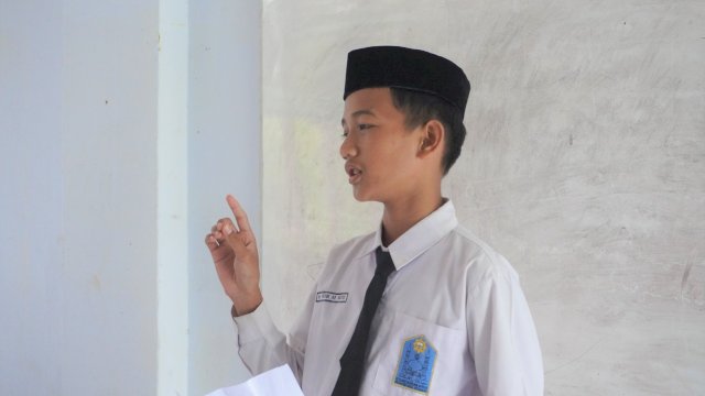 Salah satu santriawan DIBS Maros saat menunjukkan bakatnya pada DIBS Maros Got Talent. (Istimewa)