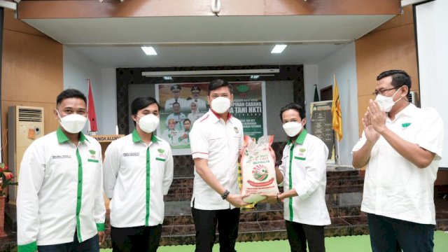 Bupati Gowa Adnan Purichta Ichsan, saat menghadiri Pelantikan Pengurus dan Rapat Kerja Dewan Pimpinan Cabang (DPC) Pemuda Tani HKTI Kabupaten Gowa di Balai Besar Pelatihan Pertanian (BBPP) Batangkaluku, Sabtu (30/10/2021). (Istimewa)