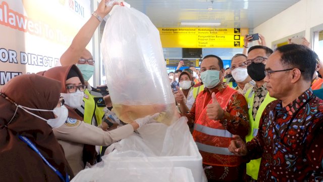 Pelepasan Produk Ekspor oleh Plt Gubernur Sulsel Andi Sudirman Sulaiman, di Bandara Sultan Hasanuddin, Sabtu (30/10/2021).