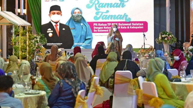 Plt Ketua TP PKK Sulsel Naoemi Octarina, memberikan sambutan di hadapan seluruh Ketua TP PKK Kabupaten dan Kota se Sulawesi Selatan, Sabtu (30/10/2021).