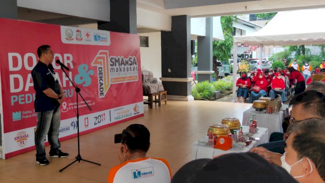 Ketua PMI Kota Makassar Syamsu Rizal (Deng Ical) memberikan sambutan saat menghadiri 1 dekade Smansa dan Donor Darah Peduli Guru, di halaman SMAN 1 Makassar, Sabtu (30/10/2021).