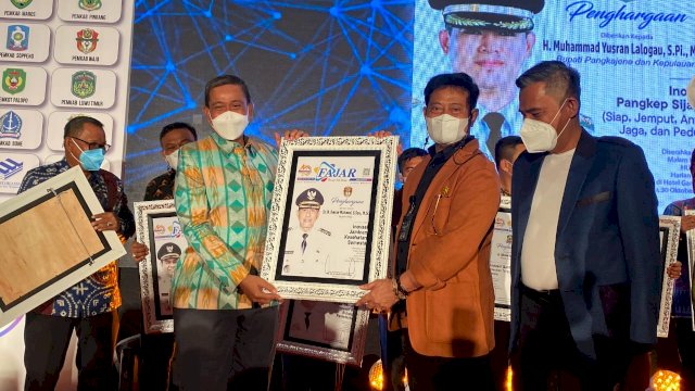 Menteri Pertanian RI Syahrul Yasin Limpo, menyerahkan penghargaan kepada Bupati Wajo Amran Mahmud, Sabtu (30/10/2021).