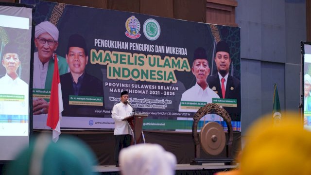 Plt Gubernur Sulsel Andi Sudirman Sulaiman, memberikan sambutan saat Pengukuhan pengurus MUI Sulawesi Selatan, Minggu (31/10/2021).