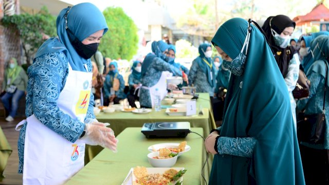 Lomba Eksibisi Masak yang dilaksanakan oleh PKK Sulsel dengan Peserta seluh Ketua PKK Kabupaten dan Kota di Sulsel, Minggu (31/10/2021).