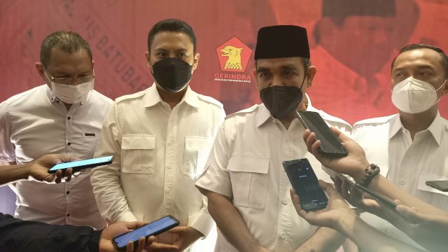 Sekjen DPP Partai Gerindra, Ahmad Muzani (kedua dari kanan) didampingi Ketua DPD Gerindra Sulsel, Andi Iwan Darmawan Aras dalam acara Rakorda Gerindra Sulsel di Hotel Four Points by Sheraton, Jalan Andi Djemma, Makassar, Sabtu (9/10/2021).