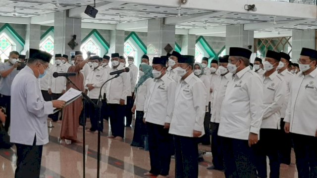 Ketua Umum Dewan Masjid Indonesia (DMI), Jusuf Kalla saat melantik pengurus baru DMI Provinsi Sulawesi Selatan di Masjid Al Markaz Al Islami, Jalan Masjid Raya, Makassar, Minggu (3/10/2021).