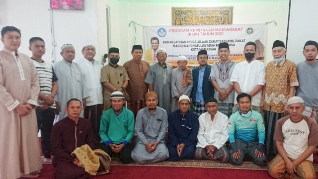 Program Kemitraan Masyarakat (PKM) tentang Pelatihan Pengelolaan Zakat Bagi Amil Zakat yang digelar Dosen Prodi Pendidikan Bahasa Arab FBS UNM di Masjid Nahdhatussaadah, Kecamatan Mariso, Makassar, Minggu (12/9/2021).