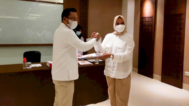Sekretaris DPD Gerindra Sulsel, Darmawangsyah Muin (kiri) saat menyerahkan SK lima ketua DPC yang baru, Kamis (7/10/2021).