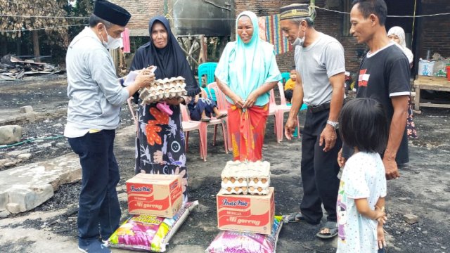 Anggota DPRD Sulsel, Fachruddin Rangga saat menyerahkan bantuan sembako kepada korban kebakaran di Kabupaten Takalar, Jumat (8/10/2021).