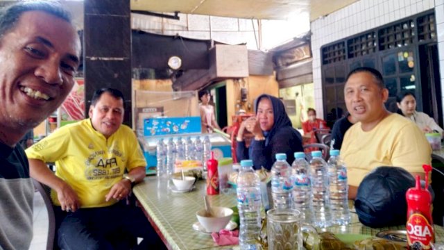 Wakil Ketua Umum DPP Golkar, Nurdin Halid (kedua dari kiri) saat bertemu dengan tim pemenangannya untuk Pilgub Sulsel 2024, Minggu (17/10/2021).