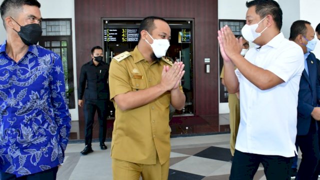 Plt Gubernur Sulsel, Andi Sudirman Sulaiman saat menyambut kedatangan Anggota DPR RI, Rusdi Masse di Kantor Gubernur Sulsel, Selasa (26/10/2021).