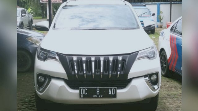 Mobil Dinas Wakil Ketua DPRD Mamuju.