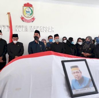 Ketua DPRD Makassar Pimpin Upacara Pelepasan Jenazah Almarhum Abdi Asmara