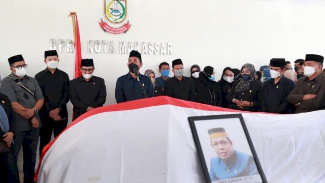 Suasana upacara pelepasan jenazah Abdi Asmara di Kantor DPRD Makassar, Sabtu (7/8/2021). 