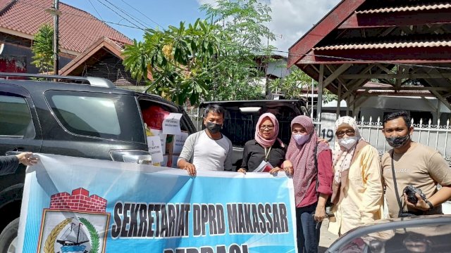 Sekretariat DPRD Makassar Peduli saat menyerahkan bantuan sembako kepada korban bencana kebakaran di Kampung Lepping, Kelurahan Jongaya, Kecamatan Tamalate, Sabtu (14/8/2021).