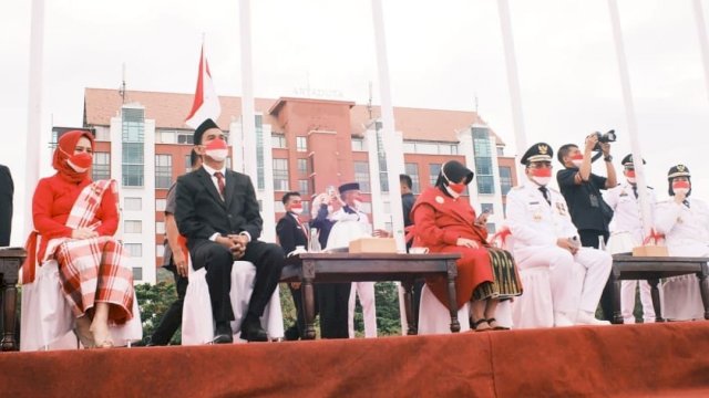 Suasana upacara pengibaran bendera Merah Putih dalam rangka HUT RI ke-76 jajaran Pemkot Makassar di Anjungan Pantai Losari, Selasa (17/8/2021).
