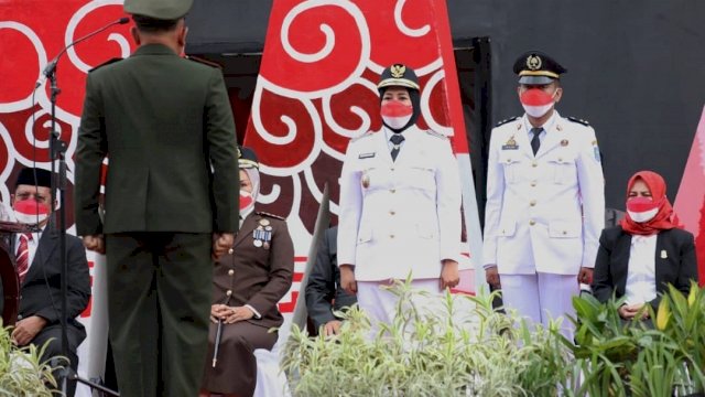 Suasana upacara penurunan bendera Merah Putih dalam rangka peringatan HUT RI ke-76 jajaran Pemkot Makassar di Anjungan Pantai Losari, Selasa (17/8/2021) sore.