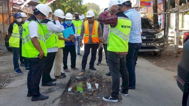 Rombongan Komisi C DPRD Makassar saat melakukan sidak pekerjaan ipal di tiga jalan berbeda di Kota Makassar, Rabu (18/8/2021).