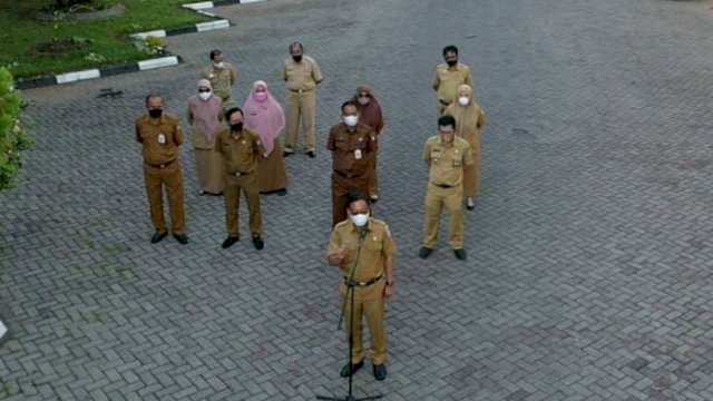 Plt Sekretaris DPRD Kota Makassar, Dahyal saat memimpin apel pagi di Sekretariat DPRD Makassar, Selasa (7/9/2021).