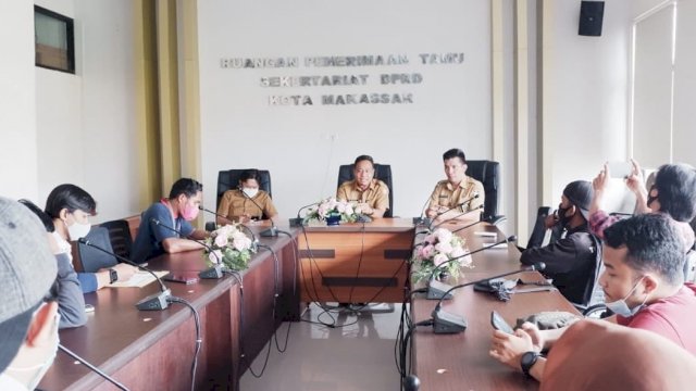 Plt Sekretaris DPRD Makassar, Dahyal (tengah) saat bersilaturahmi dengan sejumlah awak media yang bertugas di DPRD Makassar, Selasa (7/9/2021).