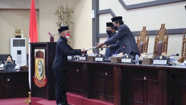 Ketua Pansus Ranperda Perlindungan Guru, Alhidayat Samsu (kiri) usai menyampaikan pandangannya dalam rapat paripurna DPRD Makassar, Senin (20/9/2021).