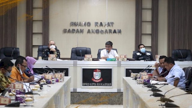 Suasana rapat pembahasan KUPA-PPAS tahun anggaran 2021 di ruang Rapat Badan Anggaran DPRD Makassar, Kamis (16/9/2021). 