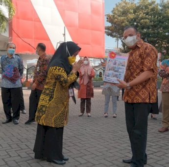 Lepas Purna Bakti, Muallim Disambut Tangis Haru Keluarga Besar Sekretariat DPRD Makassar
