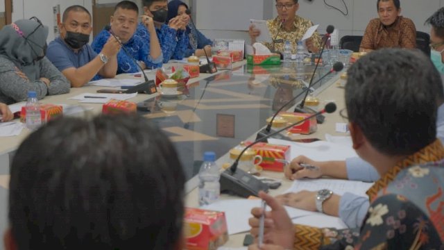 Suasana rapat antara Komisi C DPRD Makassar dengan Dinas Perumahan dan Pemukiman Kumuh Kota Makassar, Jumat (17/9/2021).