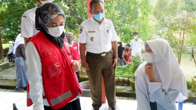 Bupati Luwu Utara, Indah Putri Indriani, saat meninjau Pelaksanaan Vaksinasi Covid-19 yang dilaksanakan Palang Merah Indonesia (PMI) se-Indonesia, Rabu (13/10/2021)