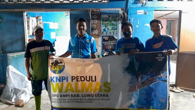 Pengurus DPD KNPU Luwu Utara saat menyalurkan bantuan untuk korban banjir bandang dan tanah longsor di Kabupaten Luwu.