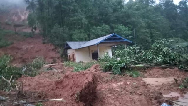 Salah satu rumah warga tertimbun material longsor, saat terjadi bencana alam banjir bandang dan tanah longsor di Kabupaten Luwu. Minggu (03/10/2021) FOTO/INT