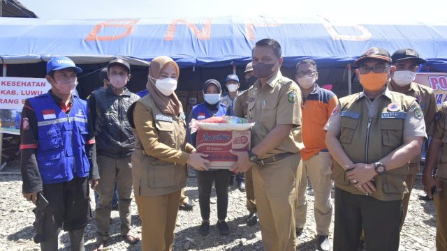 Bupati Luwu Utara Indah Putri Indriani menyerahkan bantuan dari Pemda dan masyarakat Luwu Utara kepada korban banjir bandang di Walenrang Kabupaten Luwu, bantuan tersebut diterima langsung Wakil Bupati Luwu Syukur Bijak. Selasa (05/10/2021)